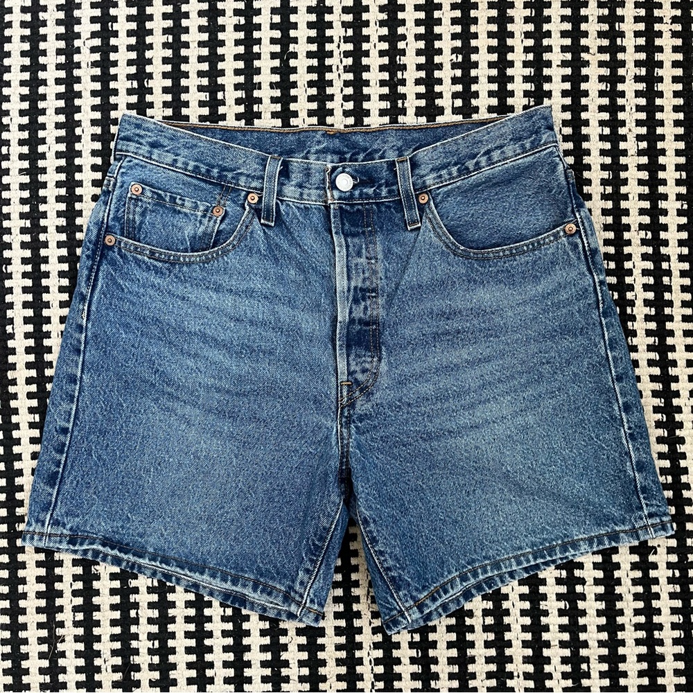 Levi's Shorts 501 Women's Size 31 Blue Mid Wash Mid-Thigh High-Rise Jean Denim